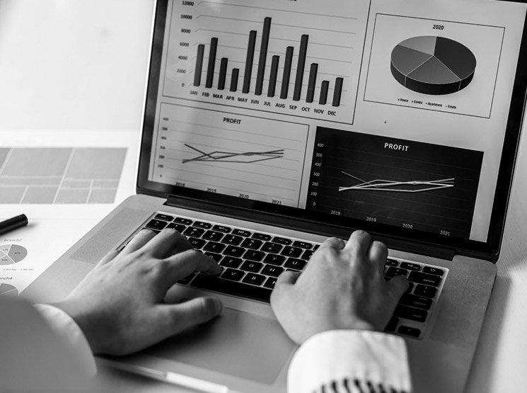 Creación de medidas DAX para KPIs complejos en Zuera